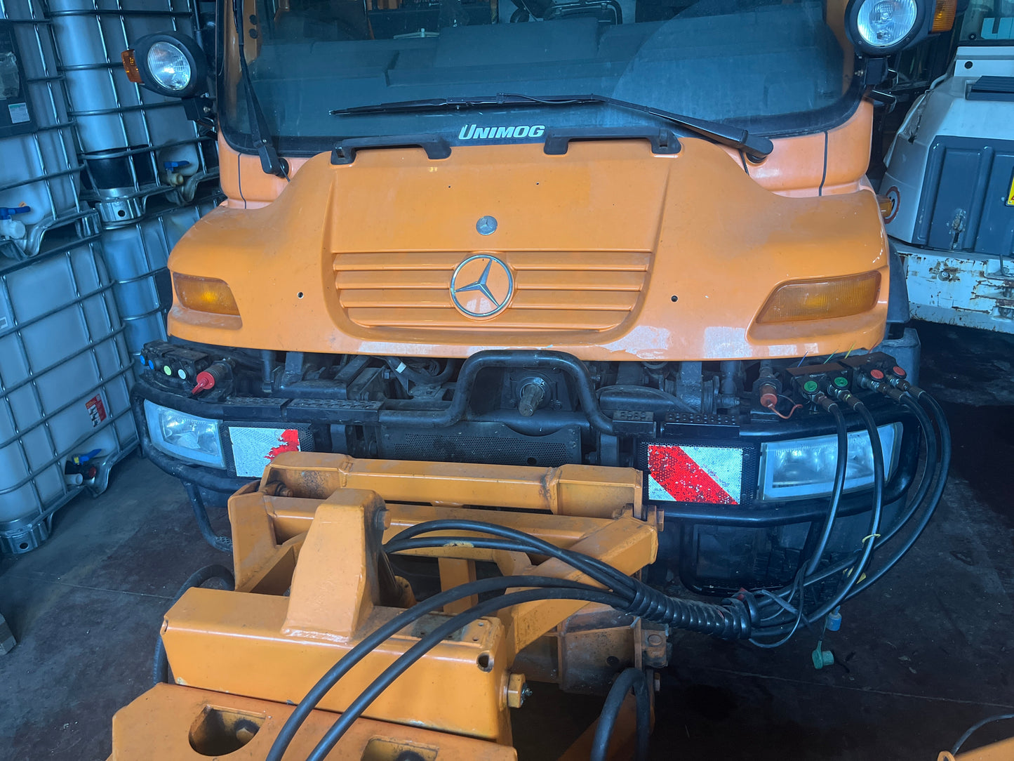 Unimog U400 (opzionale con lama sgombraneve e spargitore 2,5 m3)