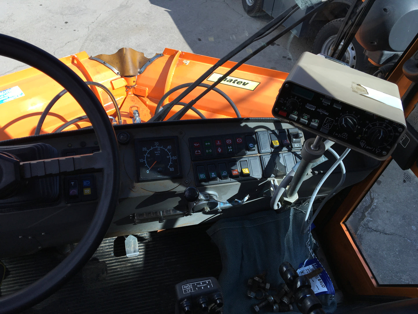 Hansa APZ 1003 H (opzionale con lama da neve e spargisilo)