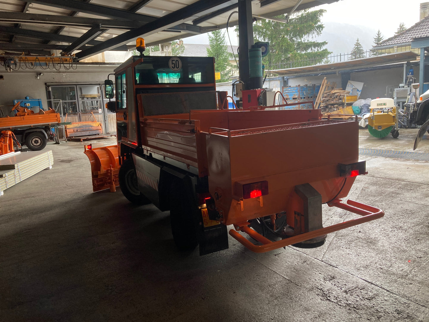 Hansa APZ1003 con spazzaneve e spargitore