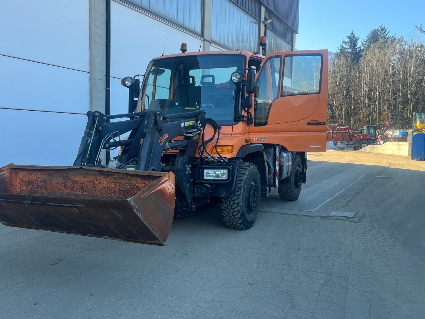 Unimog U400 lungo (opzionale con lama sgombraneve e spargitore 3,5 m3)