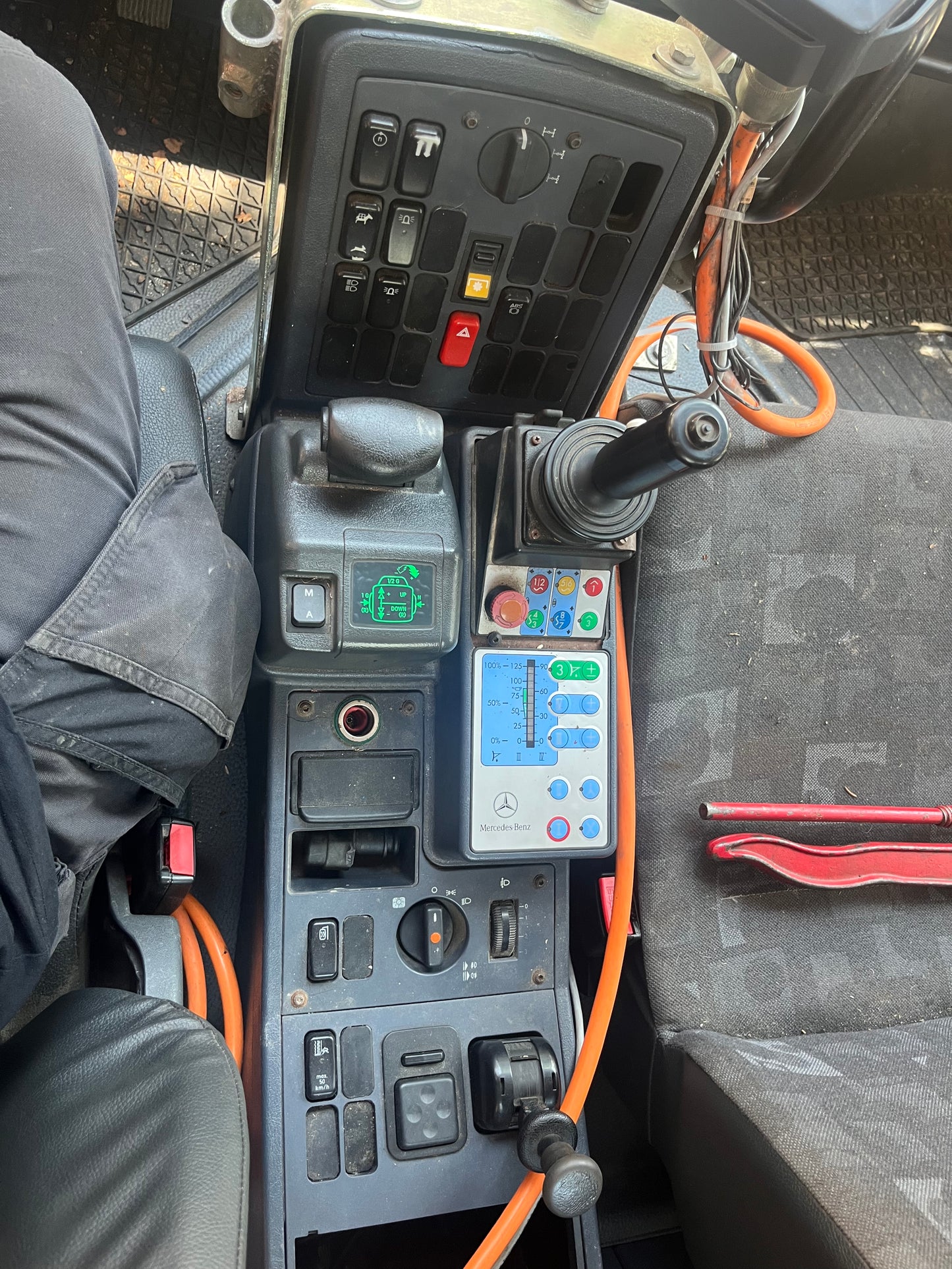 Unimog U400 lungo (opzionale con lama sgombraneve e spargitore 3,5 m3)