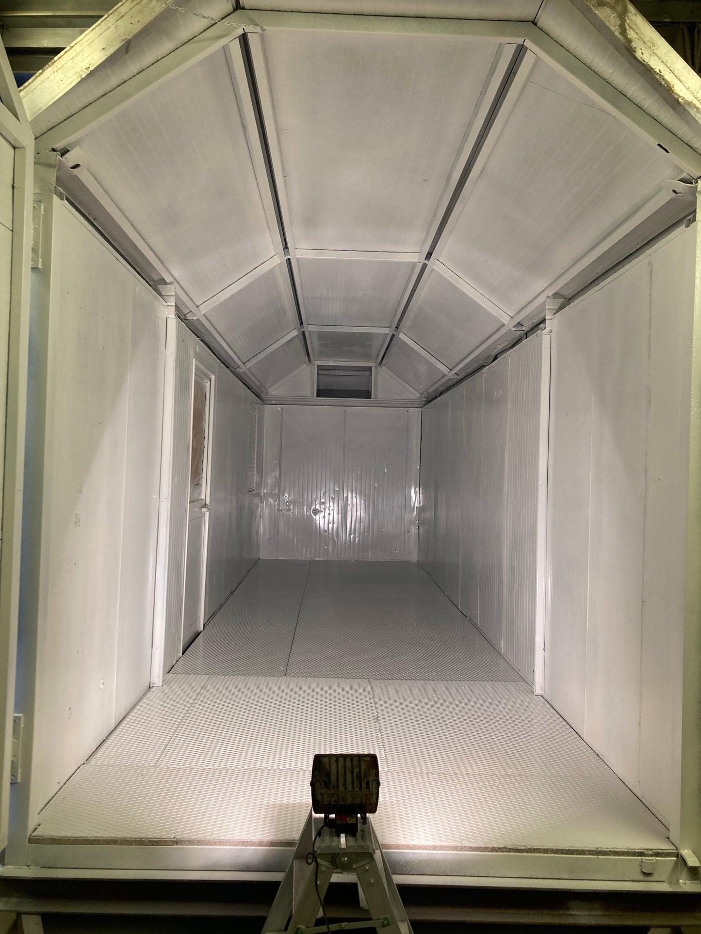 ISOLIERTER, TRANSPORTABLER HANGAR