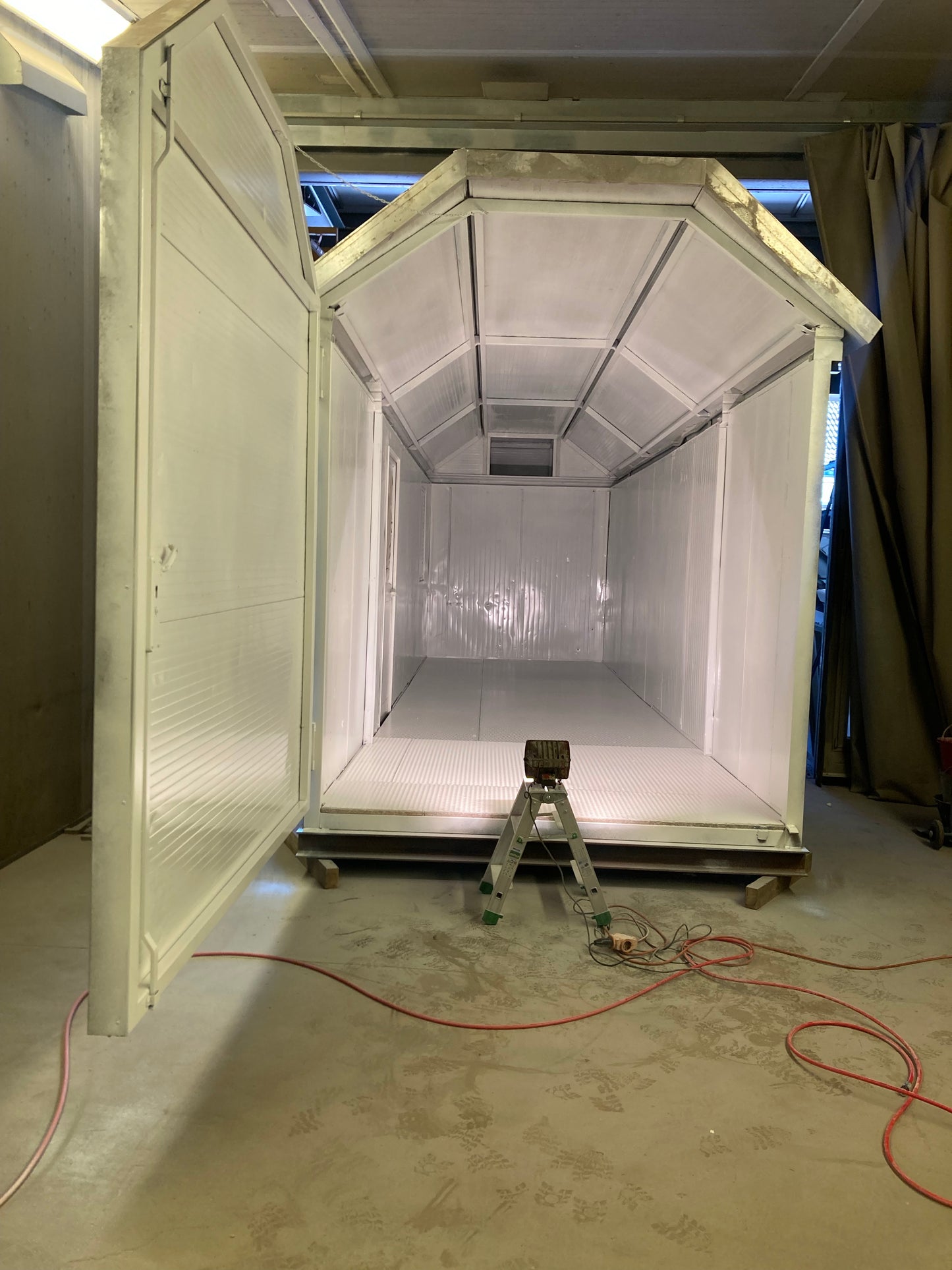 ISOLIERTER, TRANSPORTABLER HANGAR