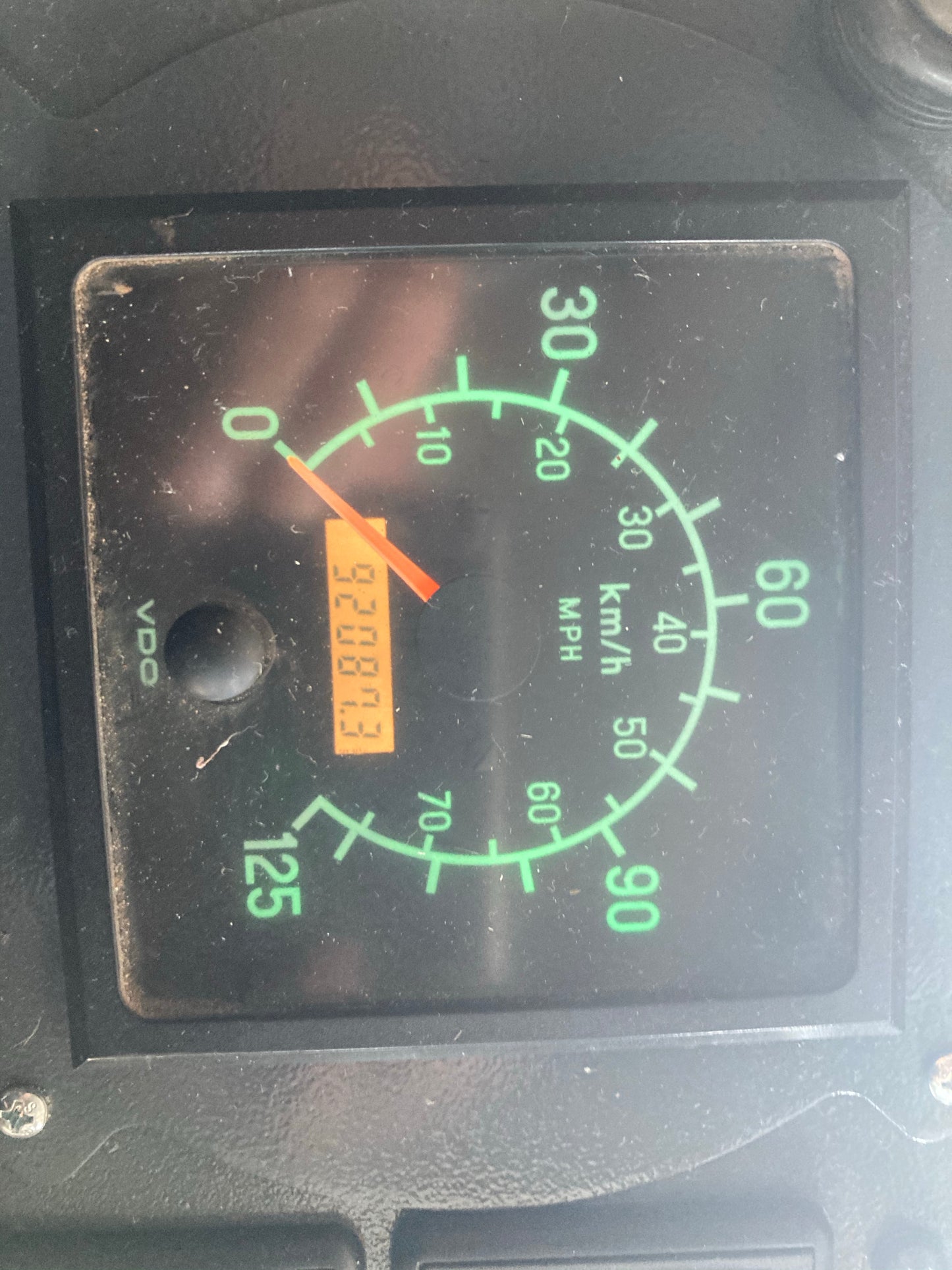 Hansa APZ1003 con spazzaneve e spargitore