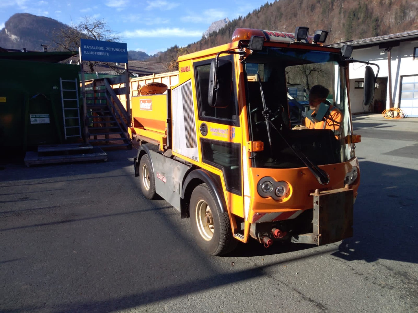 Hansa (a richiesta con spazzaneve, spargitore, spazzaneve)