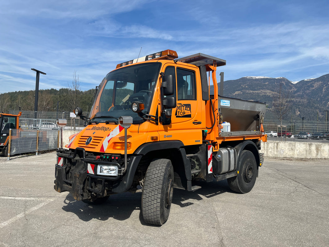 XUnimog U 400 280 cv mit Schneepflug und Streuer/con lama neve e spargisale Rif. ...485 riserv.