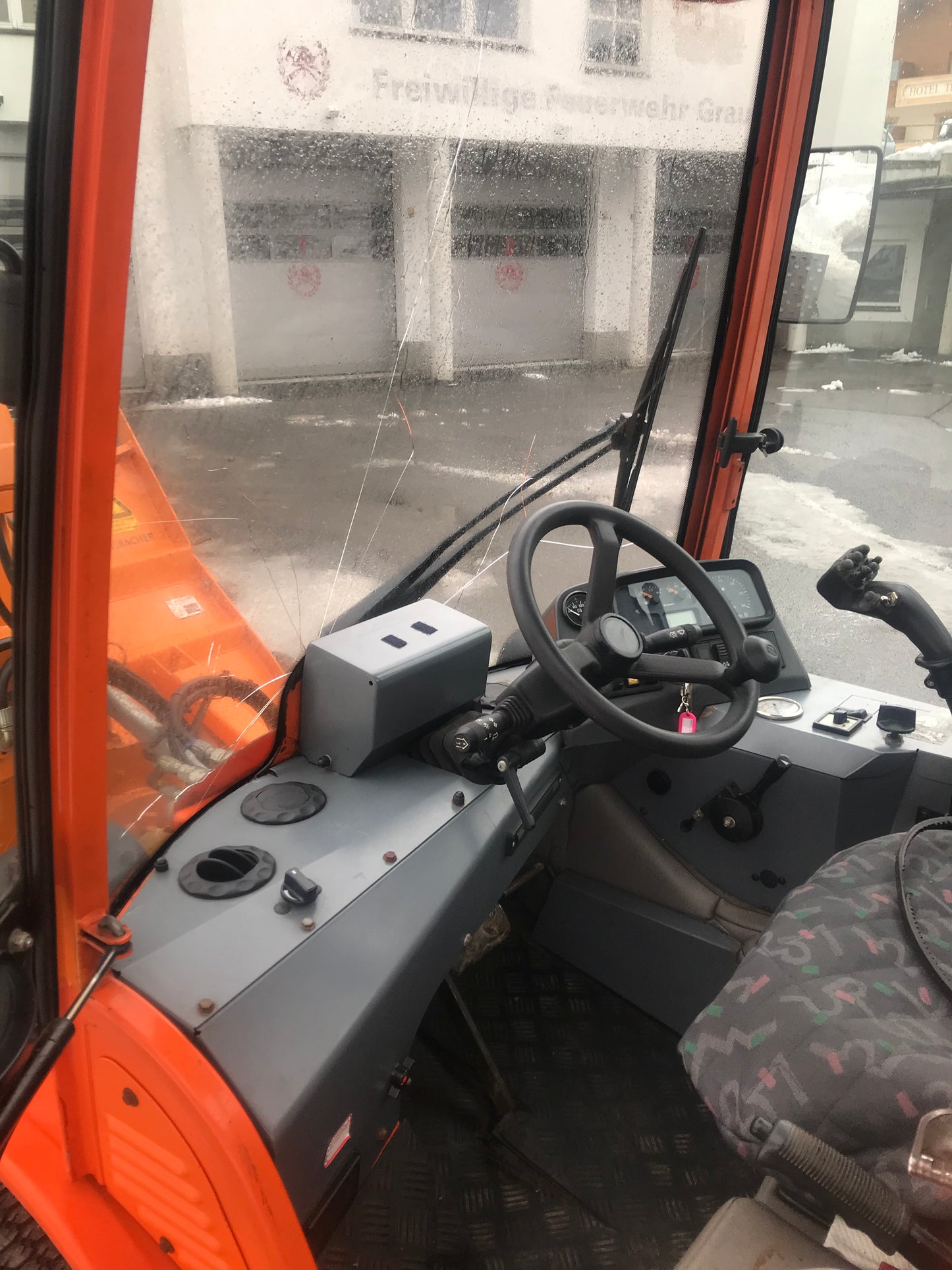 Aebi KT65 mit Schneeturbofräse