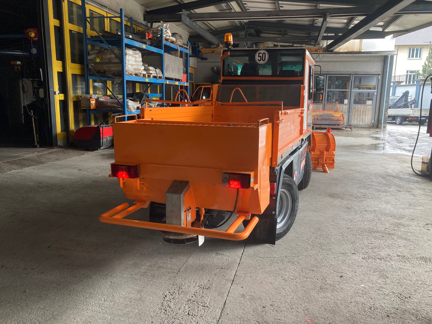 Hansa APZ1003 con spazzaneve e spargitore