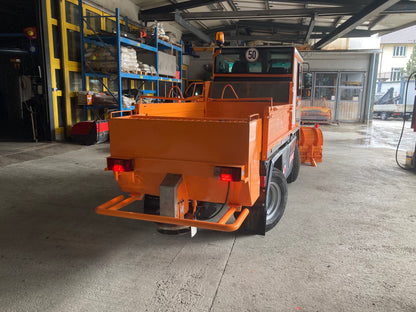 Hansa APZ1003 con spazzaneve e spargitore