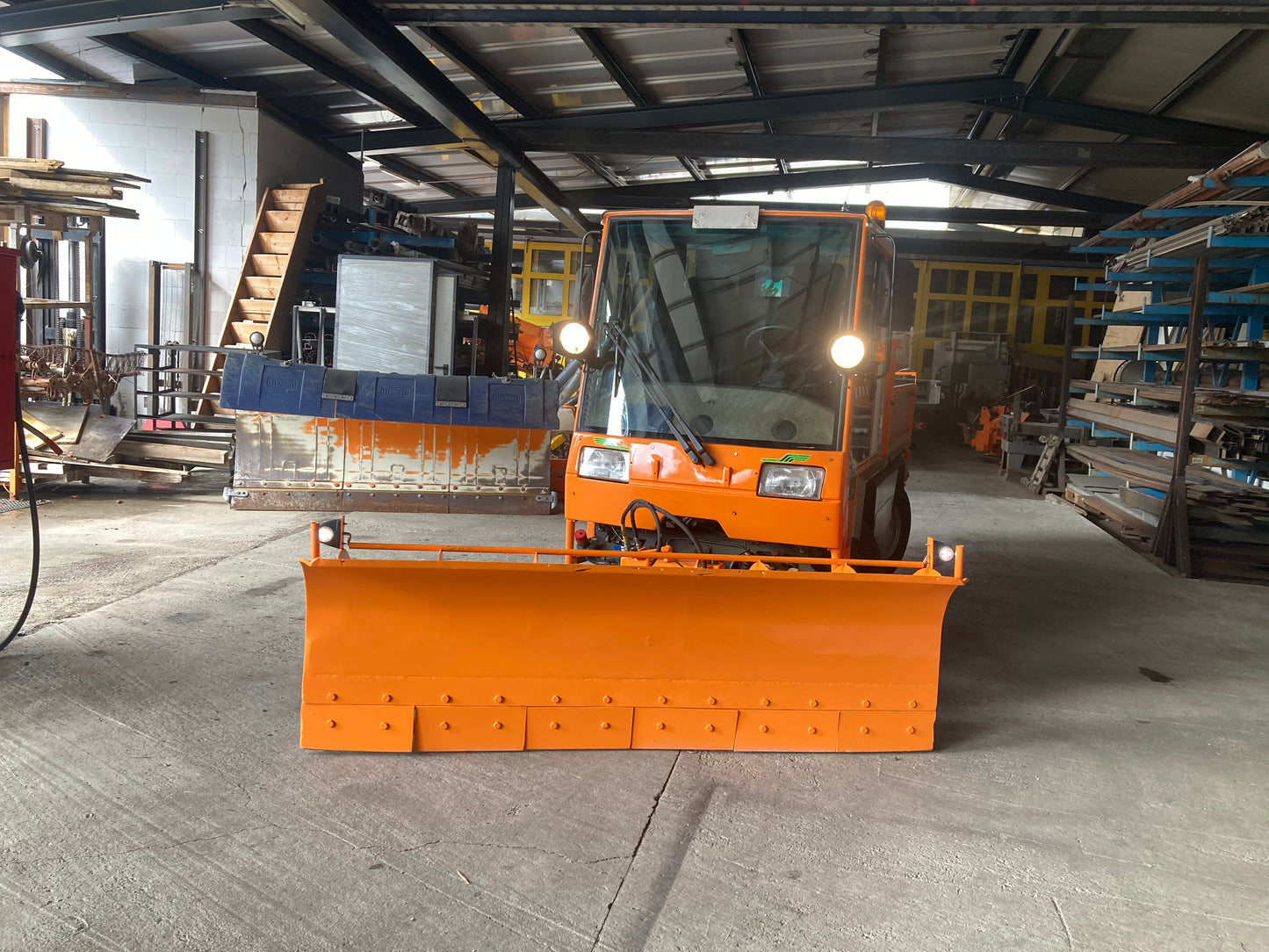 Hansa APZ1003 con spazzaneve e spargitore