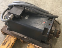 Laden Sie das Bild in den Galerie-Viewer, Motor Siemens 380Volt, 52-73kw mit Entcoder
