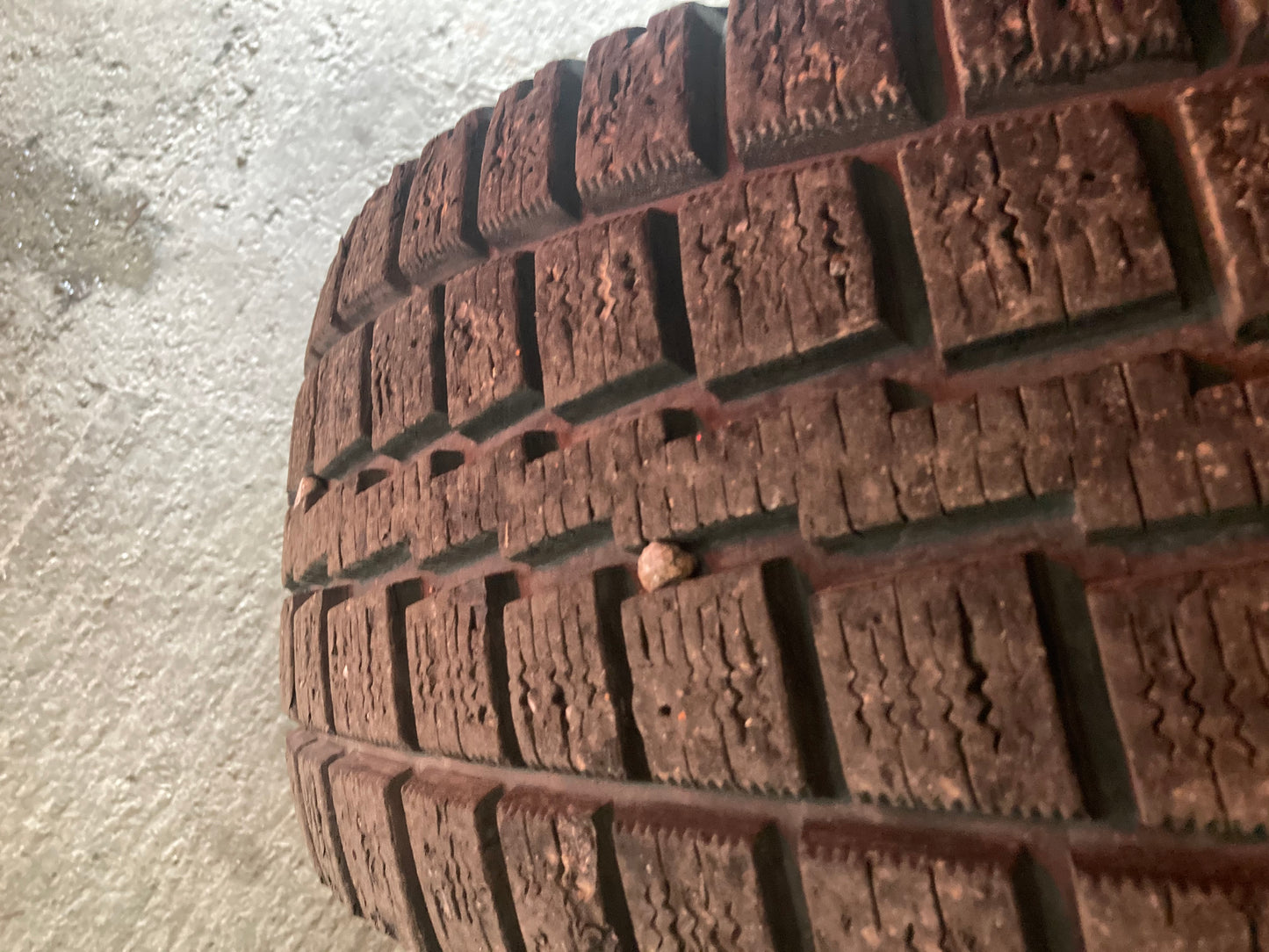 Hansa APZ1003 con spazzaneve e spargitore