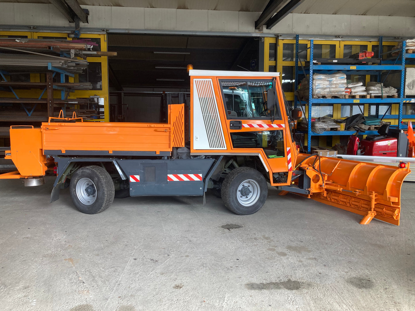 Hansa APZ1003 con spazzaneve e spargitore
