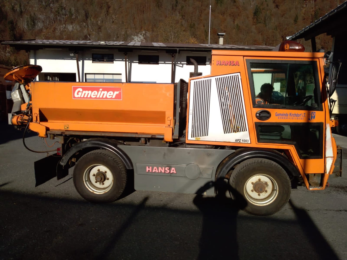 Hansa (a richiesta con spazzaneve, spargitore, spazzaneve)