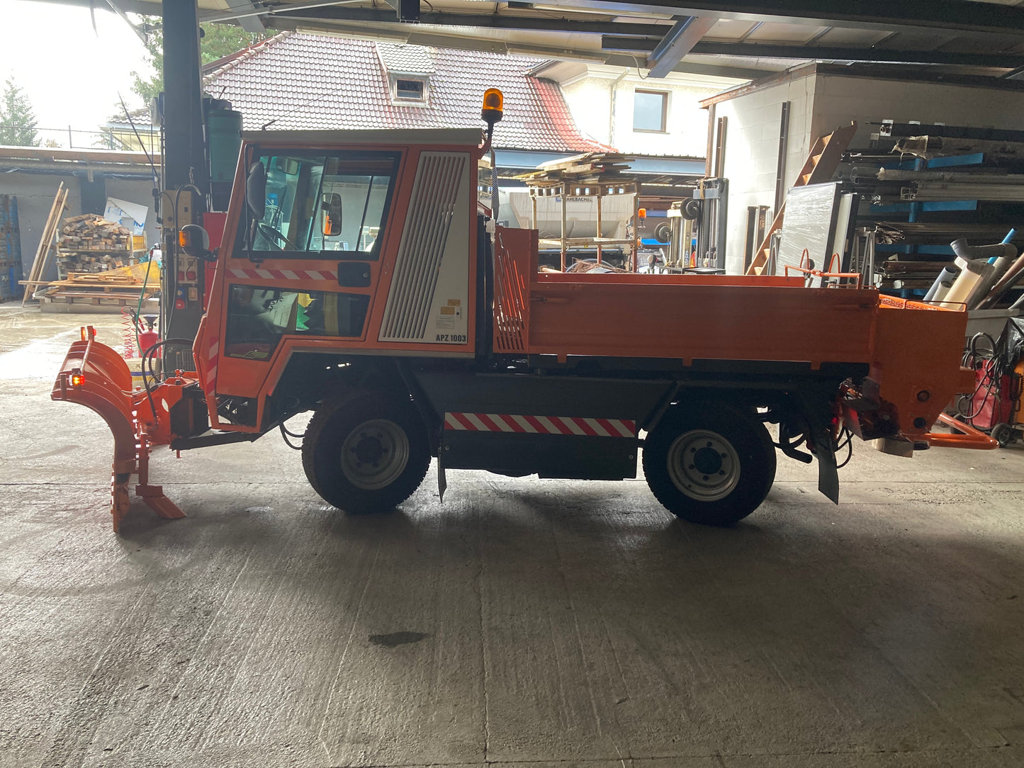 Hansa APZ1003 con spazzaneve e spargitore