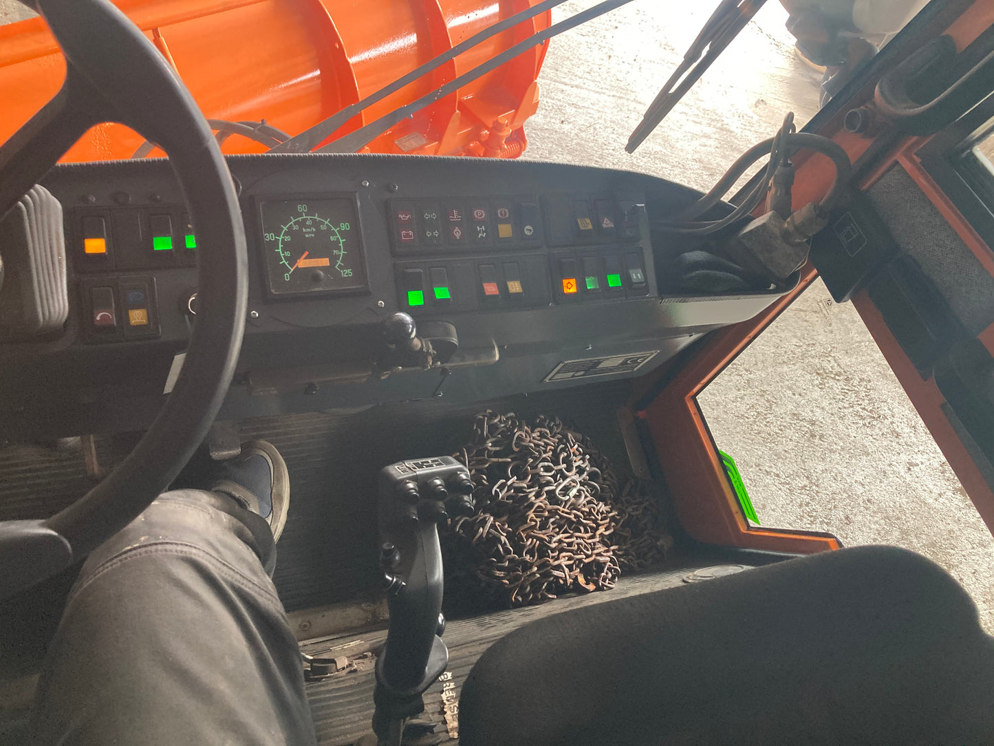 Hansa APZ1003 con spazzaneve e spargitore