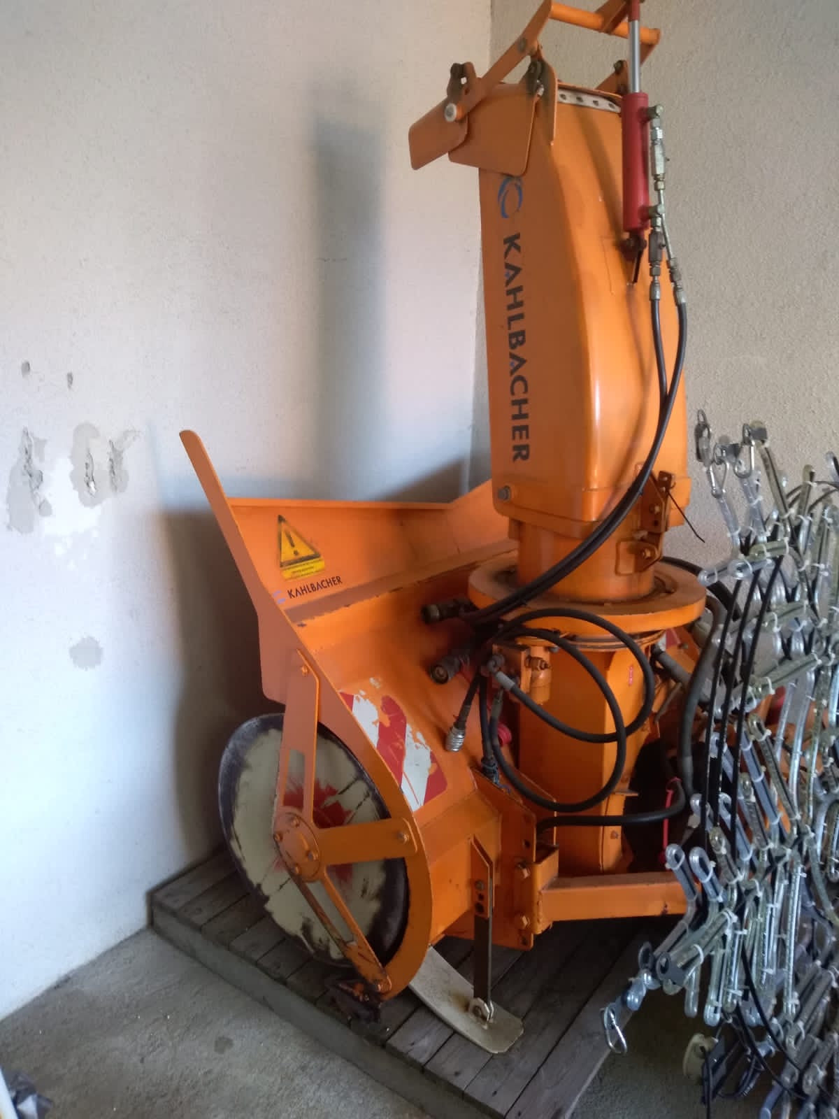 Hansa (a richiesta con spazzaneve, spargitore, spazzaneve)