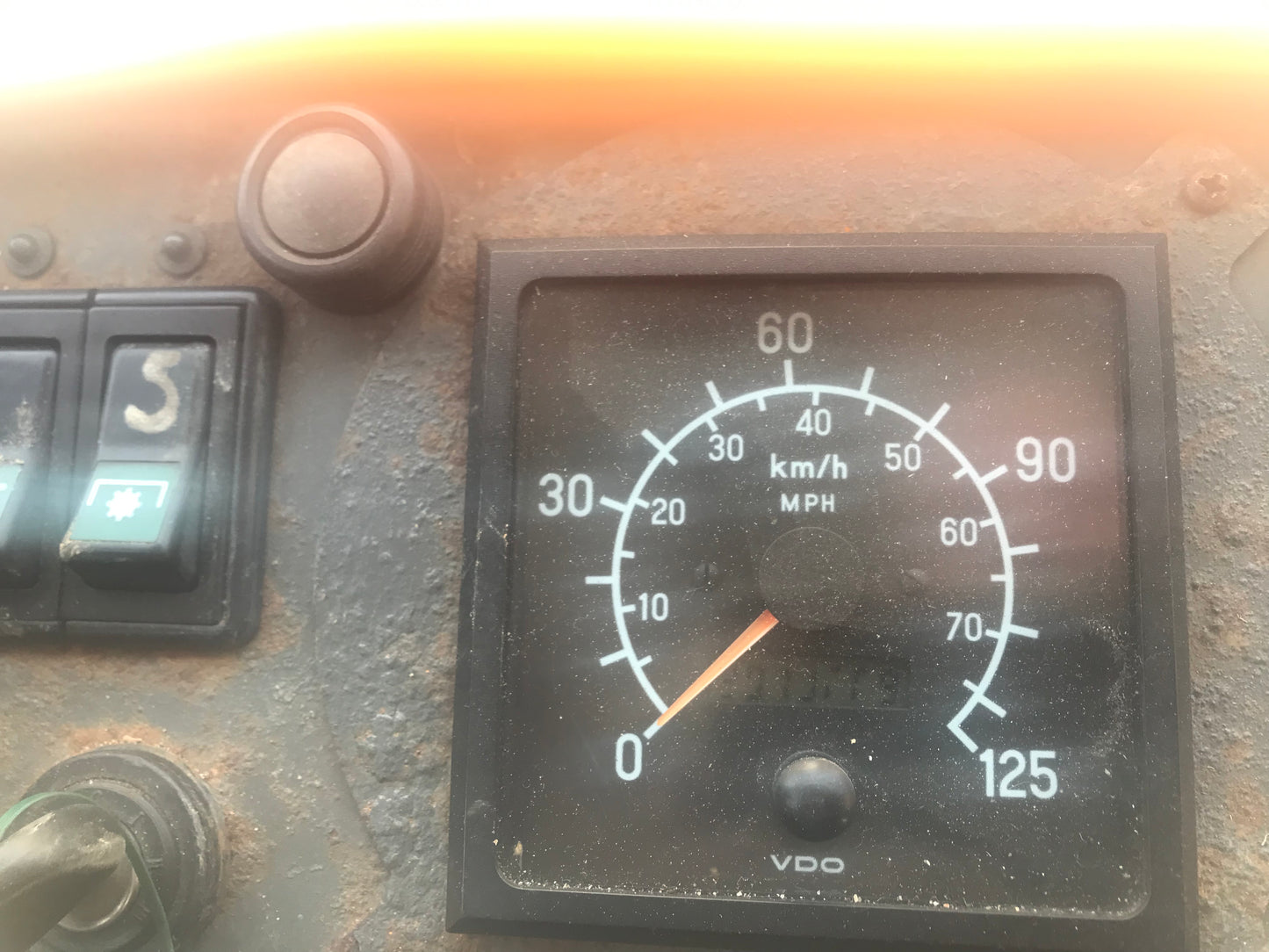 Hansa APZ1003 con spazzaneve e spargitore