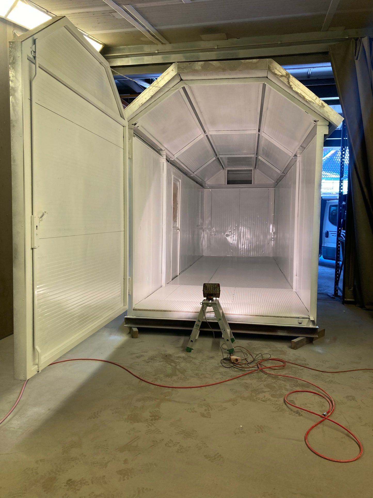 ISOLIERTER, TRANSPORTABLER HANGAR